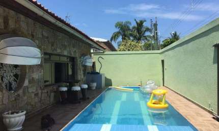 Praia da Enseada - Casa no Jardim Virgínia - 05 vagas - Piscina e churrasqueira.