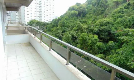 Praia de pitangueiras, 50 metros da praia, local nobre, amplo apartamento com 03 dormitórios sendo 01 suíte