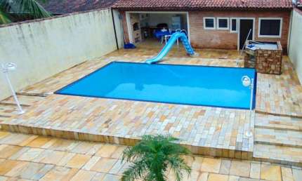 Praia do Guaiúba - Casa com 04 dormitórios - Piscina e churrasqueira - Vaga para 06 automóveis.