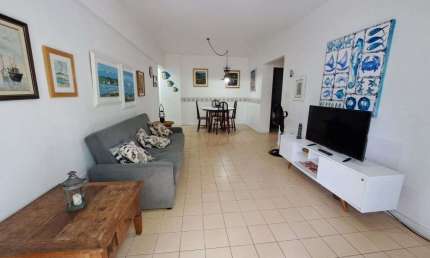 APARTAMENTO MOBILIADO COM 2 DORMITÓRIOS, PERTINHO DA PRAIA