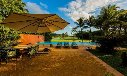 Pernambuco - Sala de estar com duplo ambiente, ampla varanda com sofás, 4 suítes e 8 vagas.
