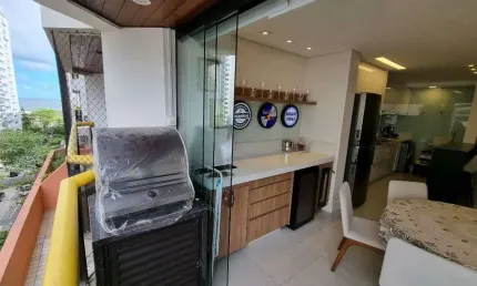 MARAVILHOSO APARTAMENTO TOTALMENTE REFORMADO, 2 VAGAS, VISTA MAR E LAZER.