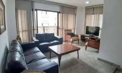 Apartamento amplo, 1 quadra da praia, com pequena vista para o mar, sala ampla 3 ambientes.