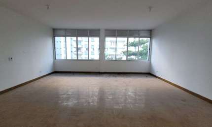 ASTÚRIAS -  LOCALIZAÇÃO PRIVILEGIADA, UMA QUADRA  DA PRAIA, AMPLO APARTAMENTO COM 100  M² ÚTEIS, GARAGEM DEMARCADA NO PRÉDIO, SERVIÇO DE PRAIA.