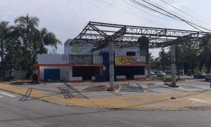 POSTO DE COMBUSTÍVEL NA AV ADEMAR DE BARROS COM AV. SANTOS DUMONT - GUARUJÁ