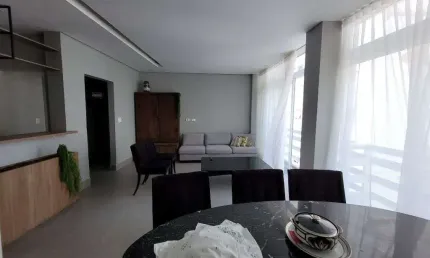 Pitangueiras – no calçadão da praia, maravilhosa vista com sacada, totalmente reformado, 110 m² úteis, garagem no prédio, espetacular.