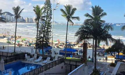 PRÉDIO FRENTE AO MAR NA ASTÚRIAS, APARTAMENTO COM 3 SUÍTES, 2 VAGAS PARA AUTO.