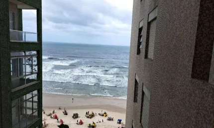 APARTAMENTO FRENTE AO MAR, COM VISTA, SÃO 3 DORMITÓRIOS SENDO 1 SUÍTE.