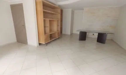 Amplo apartamento com 4 dormitórios, sendo 2 suítes e o 4º dormitório opcional, 2 vagas, varanda estendida, na região nobre da pitangueiras no guarujá