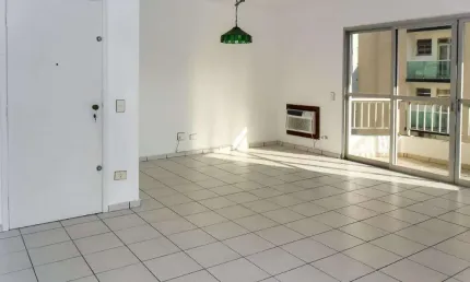 Pitangueiras- uma quadra da praia , localização espetacular , garagem no prédio.