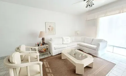 Pitangueiras- uma quadra da praia , localização espetacular , garagem no prédio, churrasqueira.