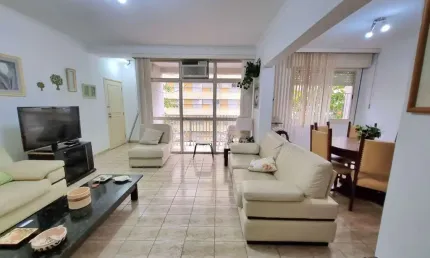 Pitangueiras- uma quadra da praia , localização espetacular , garagem no prédio .