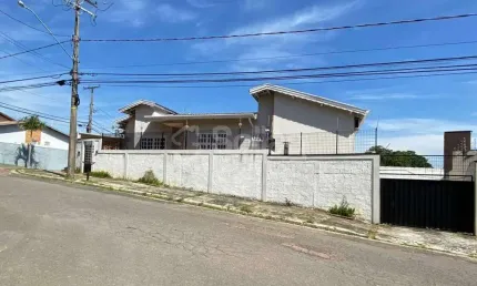 Casa para comprar com três quartos sendo uma suíte no bairro Jardim das Palmeiras na cidade de Valinhos - SP