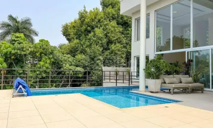Casa em frente ao lago para comprar em Vinhedo no condominio Marambaia, interior de São Paulo.