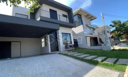 Sobrado novo á venda no Condomínio Recanto dos Paturis em Vinhedo, interior de São Paulo.