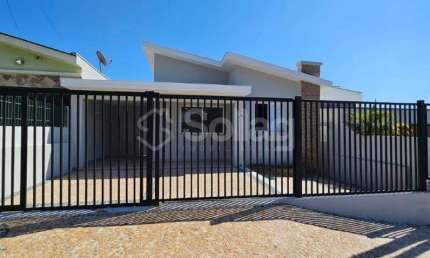 Casa térrea toda reformada em Valinhos - SP com dois dois quartos, banheiro social, amplo quintal em ótima localização.