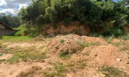 Terreno á venda no bairro Parque dos Pinheiros em Vinhedo, interior de São Paulo.