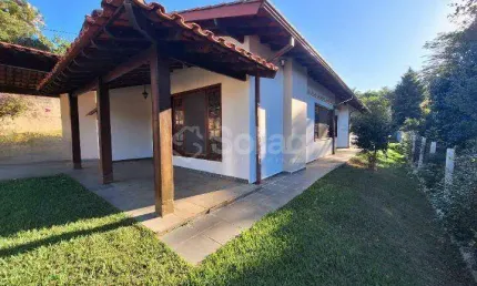 Casa térrea, mobiliada para alugar com 3 quartos, 1 suite, 4 banheiros, piscina, churrasqueira em Vinhedo -SP