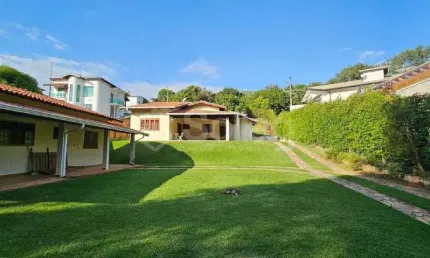 Casa térrea com três quartos sendo duas suítes com área de 170 m² para venda no condomínio Recanto Florido na cidade de Vinhedo - SP