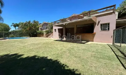 Casa em condomínio à venda térrea com três suítes, piscina e amplo quintal no Condomínio Marambaia em Vinhedo/SP