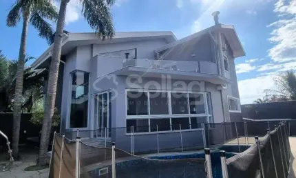 Sobrado recém reformado, novo com três dormitórios, piscina no Condomínio Recanto dos Paturis em Vinhedo.