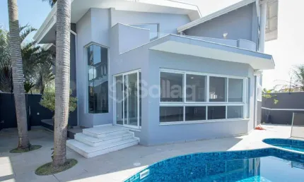 Sobrado recém reformado, novo com três dormitórios, piscina no Condomínio Recanto dos Paturis em Vinhedo.