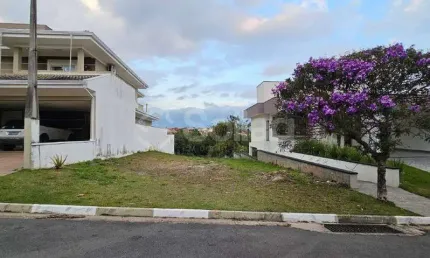 Terreno à Venda com 375,00 m², com leve declive no Condomínio Bosque dos Cambarás no interior de SP, Valinhos