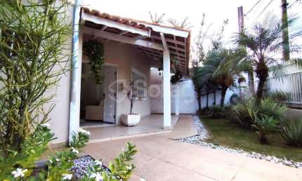 Casa com 3 quartos para alugar na Rua Gumercindo Vieira Rocha, Residencial Flora, Vinhedo