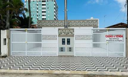 Tudo que você precisa a apenas passos da areia: Casa de 2 quartos a 50 metros da Praia do Jardim Real por apenas R$ 480 mil - Aceita Financiamento