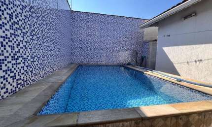 Casa de Esquina com Piscina e 3 Dormitórios (2 Suítes) - Maracanã, a 200 metros da Praia