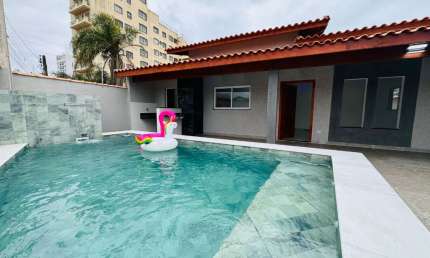 Casa Térrea com 3 Dormitórios (2 Suítes) em Mongaguá – 276m² de Terreno e 96m² de Área Útil