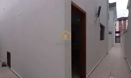 Casa Sobrado, 02 Dormitórios, ambos com Suíte, Lavabo, Sala, Cozinha, Área de Serviço, Quintal, e Garagem
