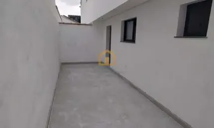 Sobrado com 3 Dormitórios, Quintal e 2 Vagas de Garagem.