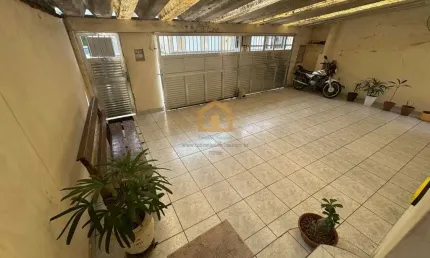 Casa isolada e térrea com  3 vagas de garagem 2 dormitórios sendo 1 suíte e 1 edícula