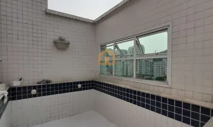 Apartamento Cobertura Duplex, 3 dormitórios amplos, sendo 1 suíte com closet.