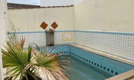 Casa Sobreposta 3 suítes, sendo uma com hidromassagem.