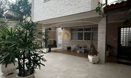 Casa sobrado 3 Dormitórios, sendo 1 suíte espaçosa.