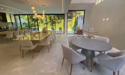 CASA 06 suítes, e mais 1 dependência completa de empregada (quarto e banheiro)