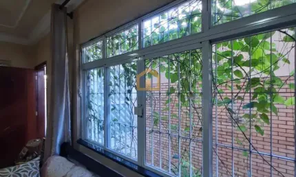 Casa Sobreposta Térrea à venda, no Bairro Vila Valença, em São Vicente.