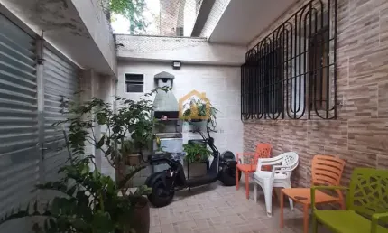 Casa Sobreposta Baixa bem Conservada. Bairro Ponta da Praia, em Santos/SP.