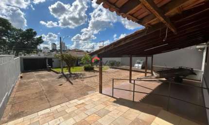 Casa com 3 quartos para alugar em Saraiva, Uberlândia 