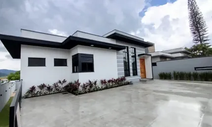 Casa Térrea Alto Padrão com 4 Suítes e Piscina – Atibaia/SP