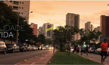 Cobertura de 2 quartos, Suíte e duas vagas, prédio com elevador, próximo a pista de caminhada.