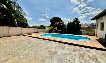 Espaçosa Residência de 6 Quartos e 4 Banheiros: Seu Lar dos Sonhos Está à Venda