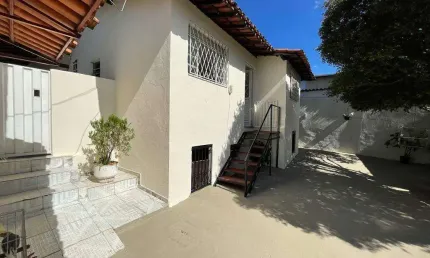 EXCELENTE CASA COM ÁREA EXTERNA AMPLA, BEM LUMINADA E ÓTIMO ESPAÇO GOURMET FECHADO EM BLINDEX!