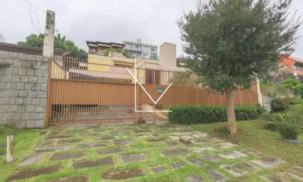 Sobrado para Venda em Curitiba, Guabirotuba, 5 dormitórios, 2 suítes, 5 banheiros, 4 vagas