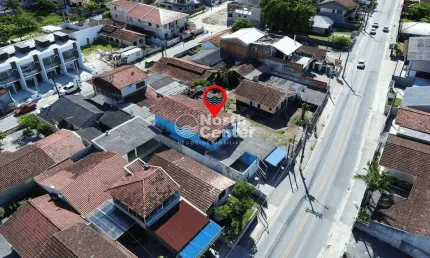 Sobrado com Sala Comercial no Bairro Costeira, Balneário Barra do Sul, SC