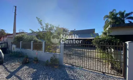 Casa aconchegante à venda com amplo quintal, bairro costeira, balneário barra do sul, sc