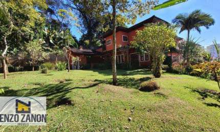 Condomínio fechado de Alto Padrão no Jardim Hollywood. Terreno com 1.125,00 m², sobrado com 4 suítes e área construída de 470 m². Segurança 24 horas.
