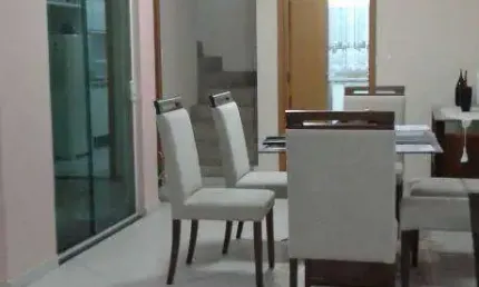 Sobrado com 3 suítes, 4 vagas, cômodos amplos, sala 2 ambientes e quintal nos fundos. próximo do shopping metrópole, acesso fácil para via anchieta.